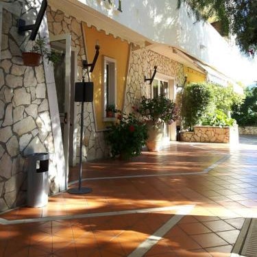 Yellow Park Hotel
