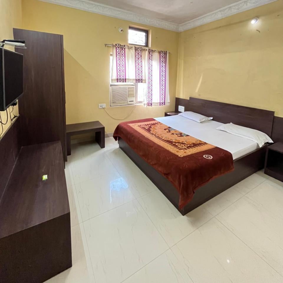 Hotel Gopi Vallabh 966o9o1oo6 150mtr from shreenathji temple only By SK