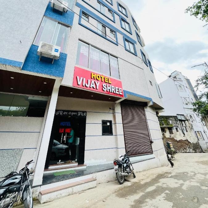 Hotel Shree Vijay I 966o9o1oo6 just 80mtr from Shreenathji temple 1min away By SK