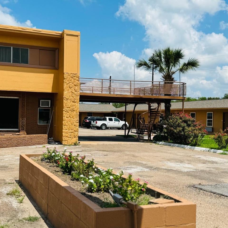 EXPRESS INN & Suites