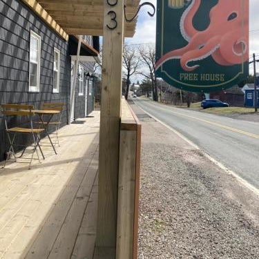 Groundswell Pub & Inn