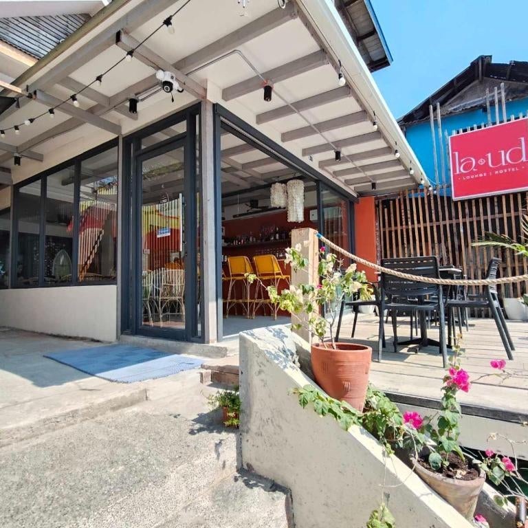 La Ud Lounge and Hostel