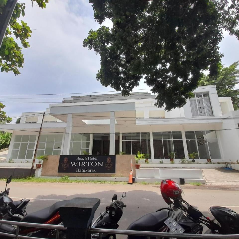 Beach Hotel Wirton Batukaras