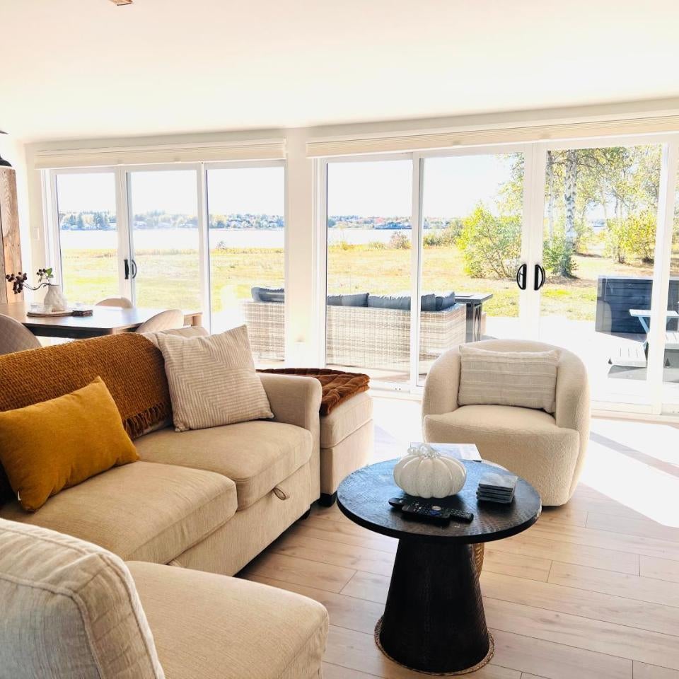 Waterfront Cottage ''The Dream'' with Hot Tub, near Parlee Beach