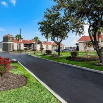 La Quinta Inn & Suites by Wyndham San Antonio Brooks City Base Thumbnail