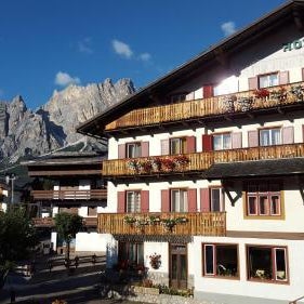 Hotel Bellaria - Cortina d'Ampezzo - parking Thumbnail