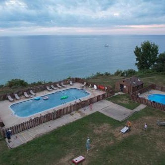 Lake Bluff Inn and Suites Thumbnail