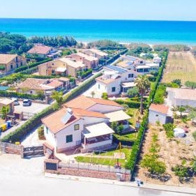 Case Vacanze Mare Nostrum - Villas in front of the Beach with Pool