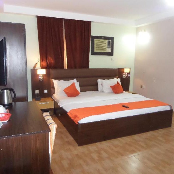 Downtown Royal Hotel GRA Thumbnail