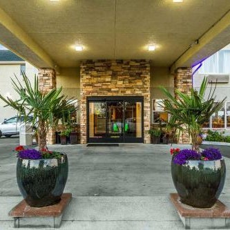 Comfort Inn & Suites Redwood Country Thumbnail