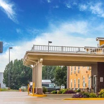 Quality Inn & Suites Chesterfield Village Thumbnail