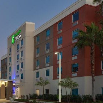 Holiday Inn Express Hotel and Suites Fort Lauderdale Airport Cruise Port By IHG Thumbnail