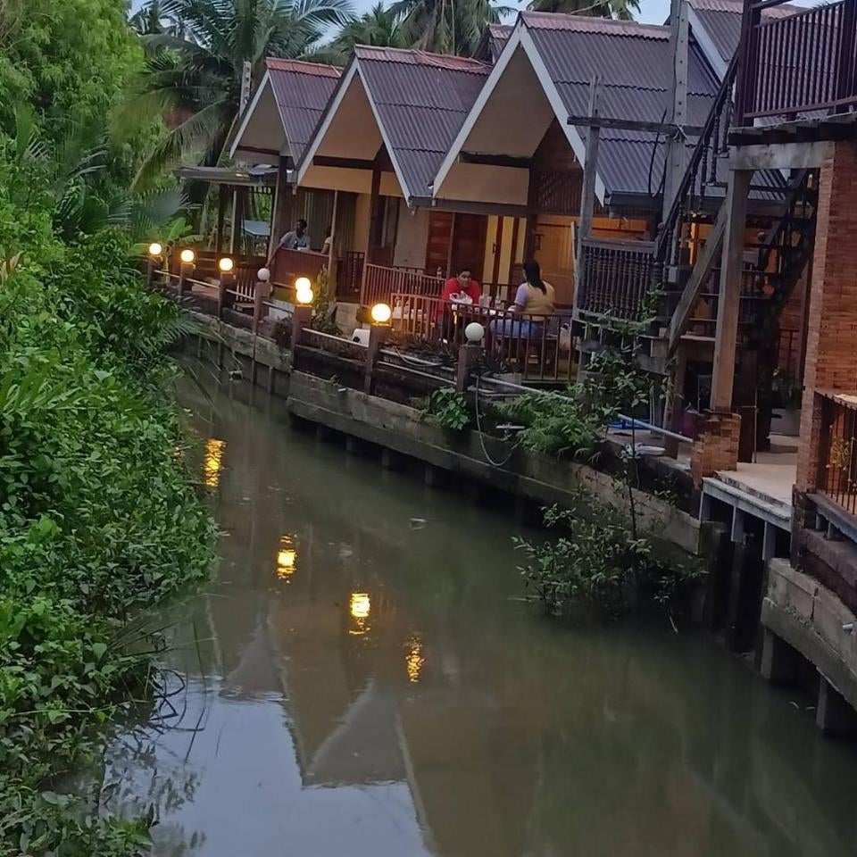 บ้านสุขใจ อัมพวา