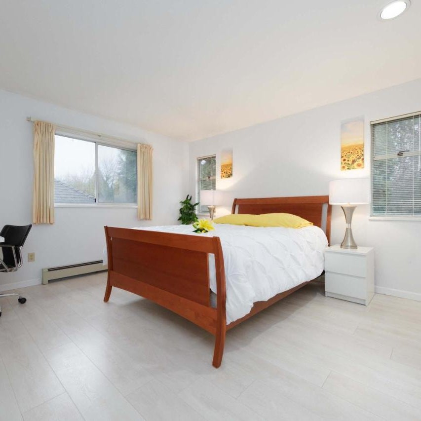 Private Room in Cozy Homestay with Prime Location Thumbnail