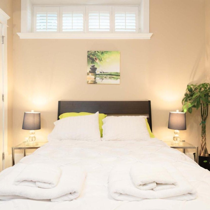 Deluxe Room in Luxury Homestay Steps from Mall & Skytrain Thumbnail
