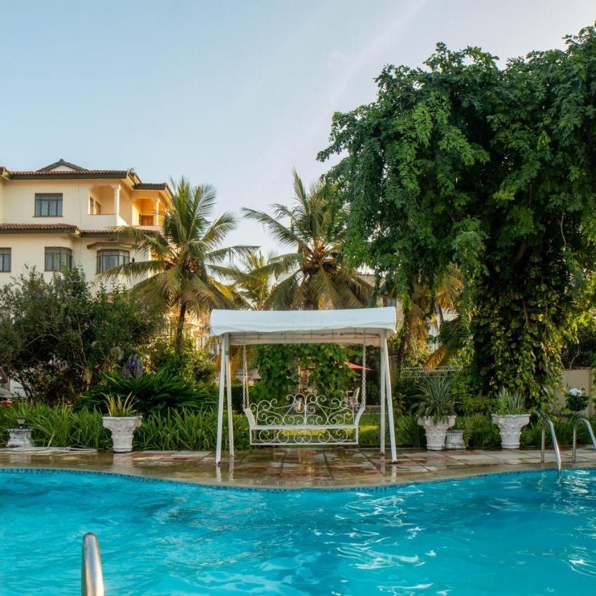 Cosy 1 BR with Swimming Pool & Garden and 25 Mins to Airport