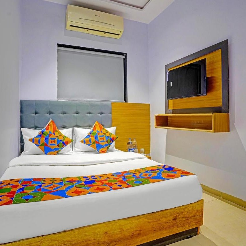 FabHotel Nidhivan Palace - Udhna Darwaja