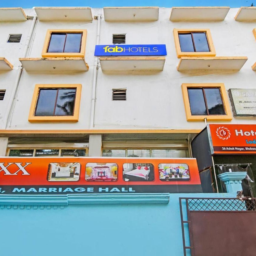 FabHotel Anxx - Nr Railway Station & Raj Mahal Square
