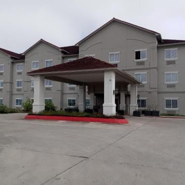 Deluxe 6 Inn & Suites Thumbnail