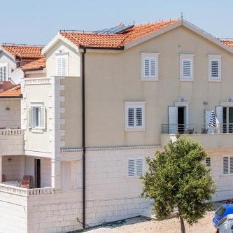 Apartments and rooms with parking space Rogoznica - 10339