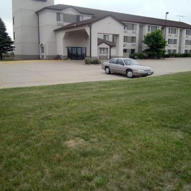 Pleasant Stay Inn & Suites Thumbnail