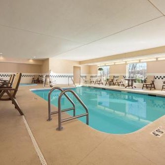 Country Inn & Suites by Radisson, Clinton, IA Thumbnail