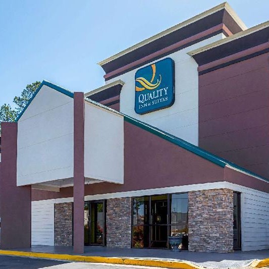 Quality Inn & Suites Near Six Flags East Thumbnail
