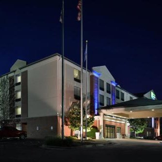 Holiday Inn Express Hotel & Suites Milwaukee-New Berlin By IHG Thumbnail
