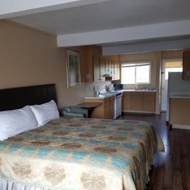 Townhouse Inn & Suites Thumbnail