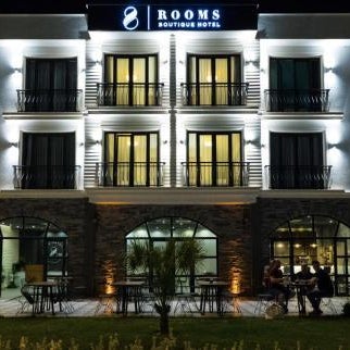 8 Rooms Hotel