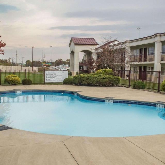 Days Inn by Wyndham Austintown Thumbnail