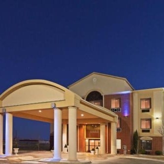 Holiday Inn Express & Suites Plainview by IHG