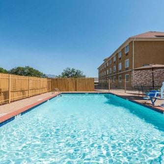 Days Inn & Suites by Wyndham Cleburne TX Thumbnail