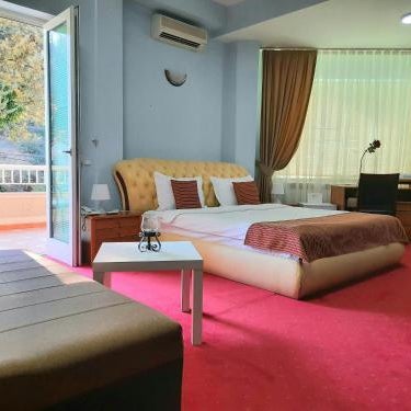 Hotel Aristocrat & Fish Restaurant