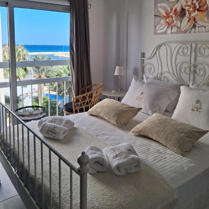 Lazuli Sea View & Pool Studio 303