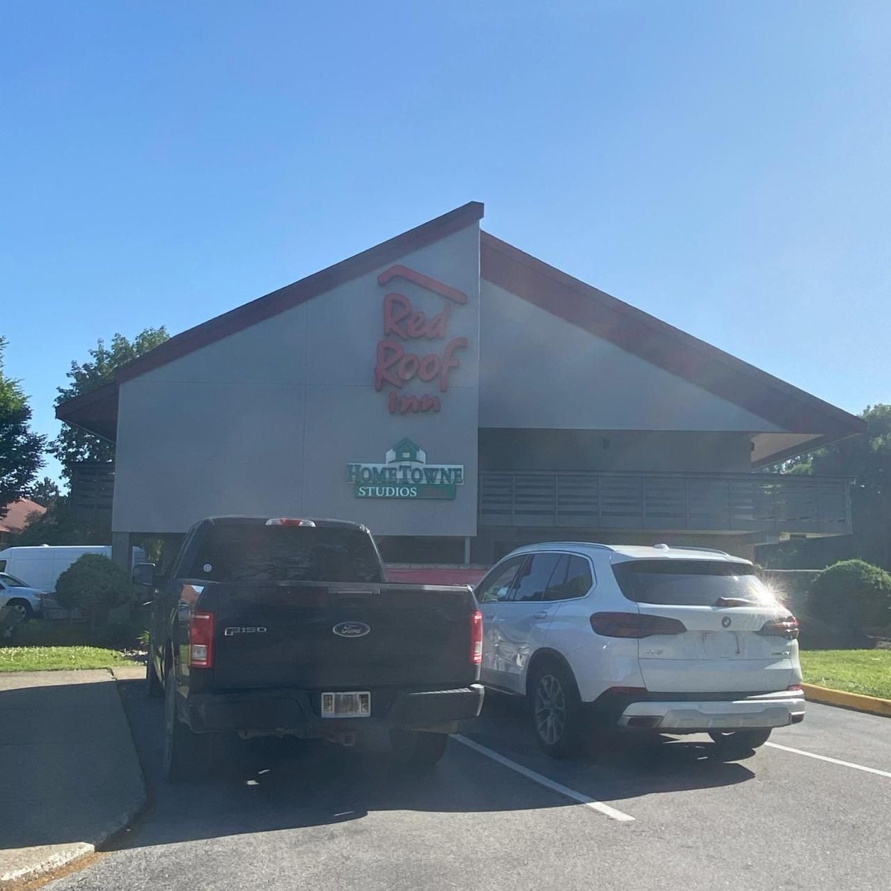 HomeTowne Studios by Red Roof Buffalo - Niagara Airport Thumbnail