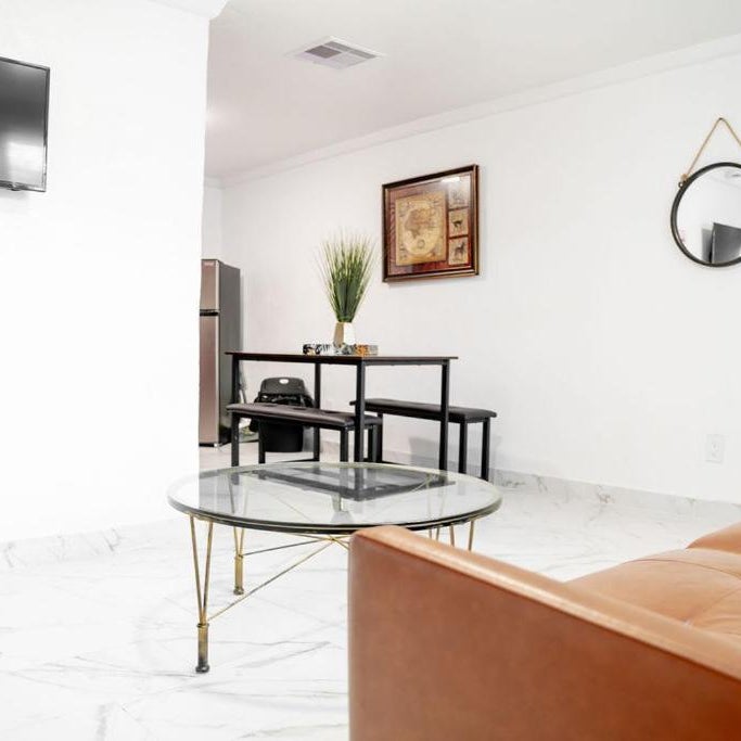 Cozy 2 Bed Room Apartment By University Mall Thumbnail