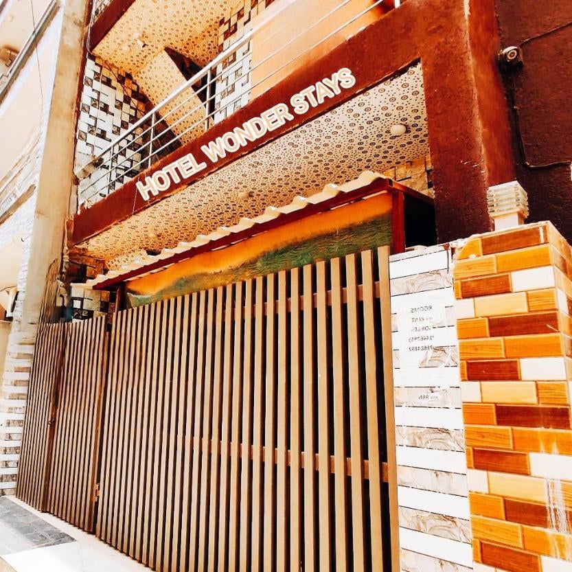 HOTEL WONDER STAYS - For Couples, Students, Faculties, Corporates
