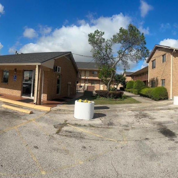 Hallmark Inn And Suites