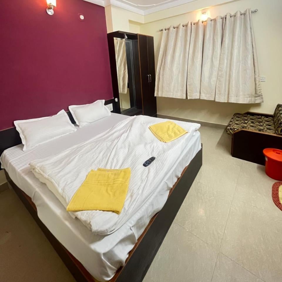 HOTEL BANSURI 966o9o1oo6 just 75mtr from shreenathji temple I 2 min walking distance By SK