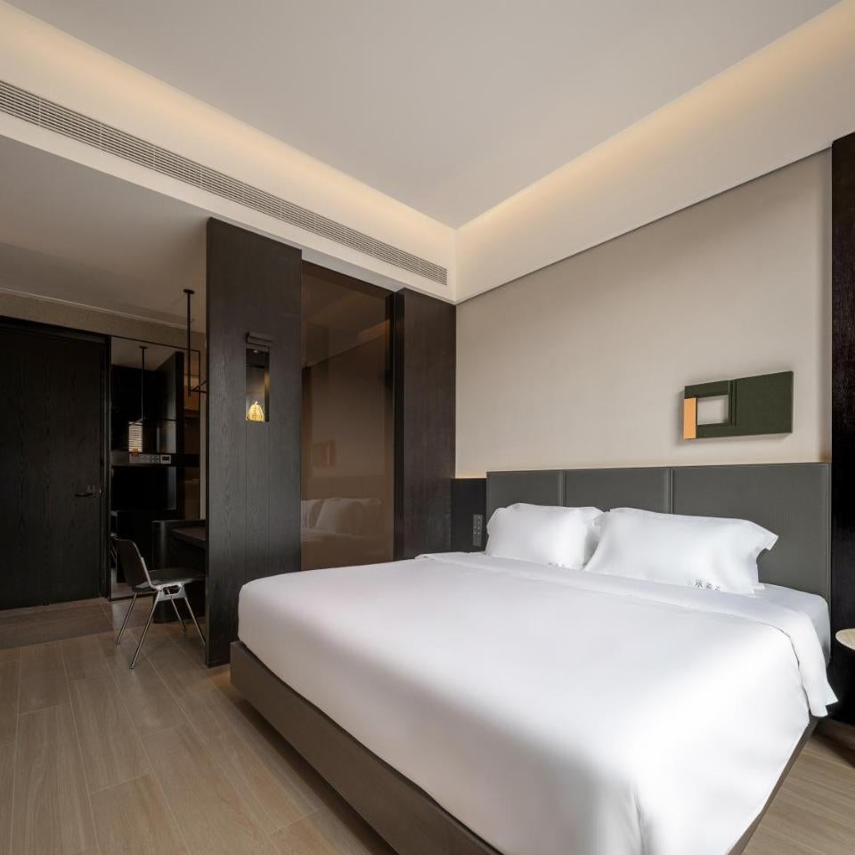 Lezhizhi Hotel,Zhuge Liang Square Wanda Branch,it is located in the city center with easy access everywhere ,we offer airport pick-up,free laundry and coffee