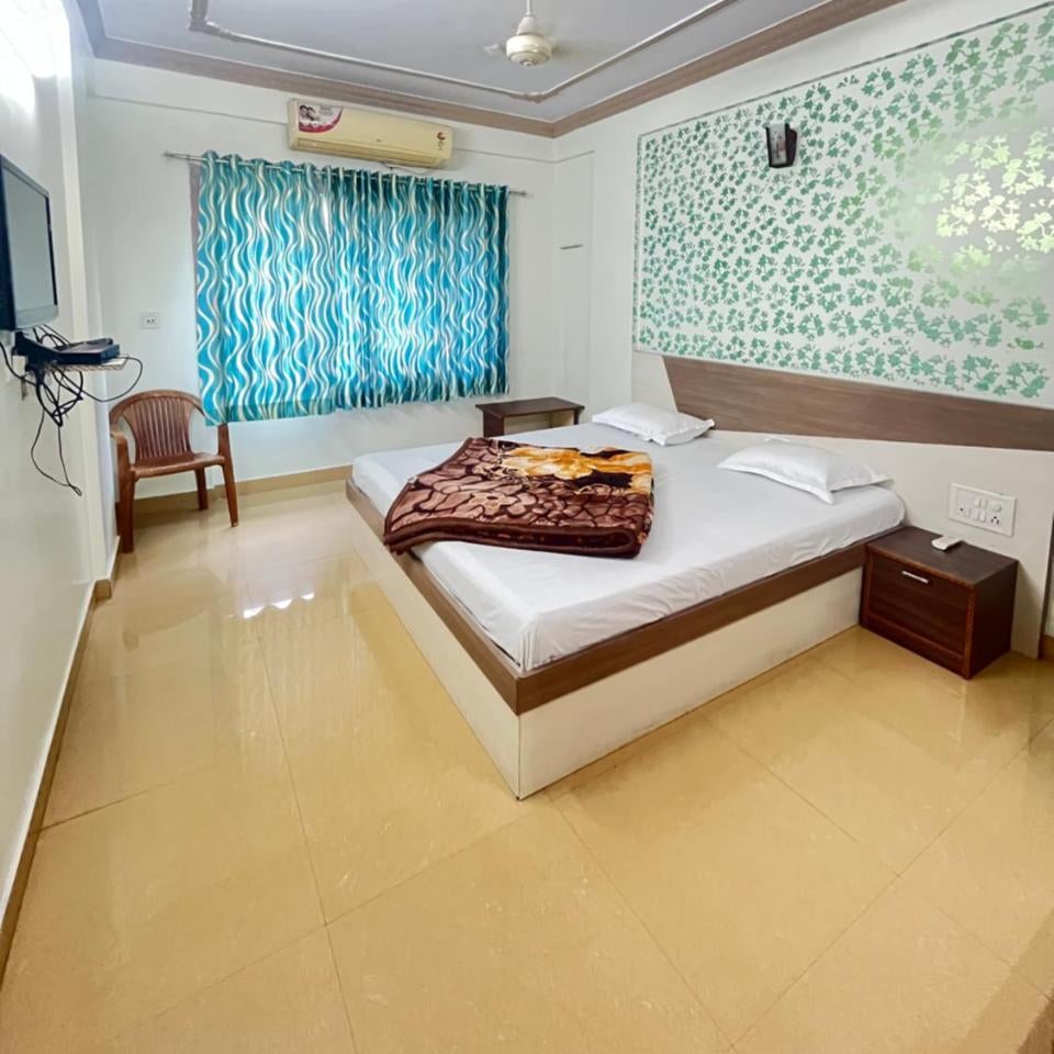 Hotel Chandram 966o9o1oo6 400mtr from shreenathji temple By SK