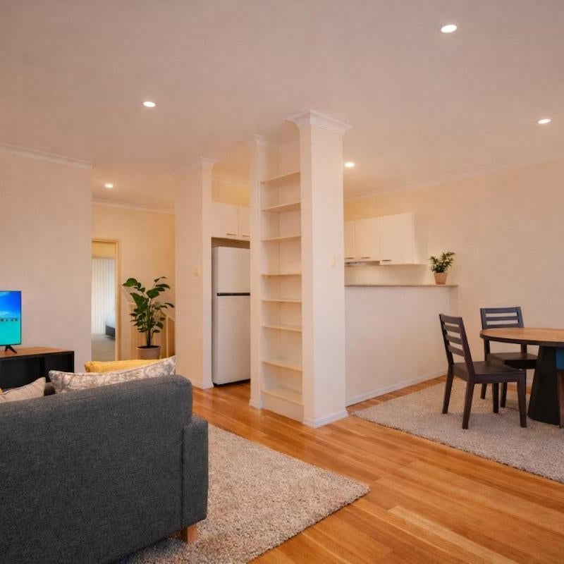 Modern 2-Bed 2-Bath Workstays Townhouse Tidy & Close