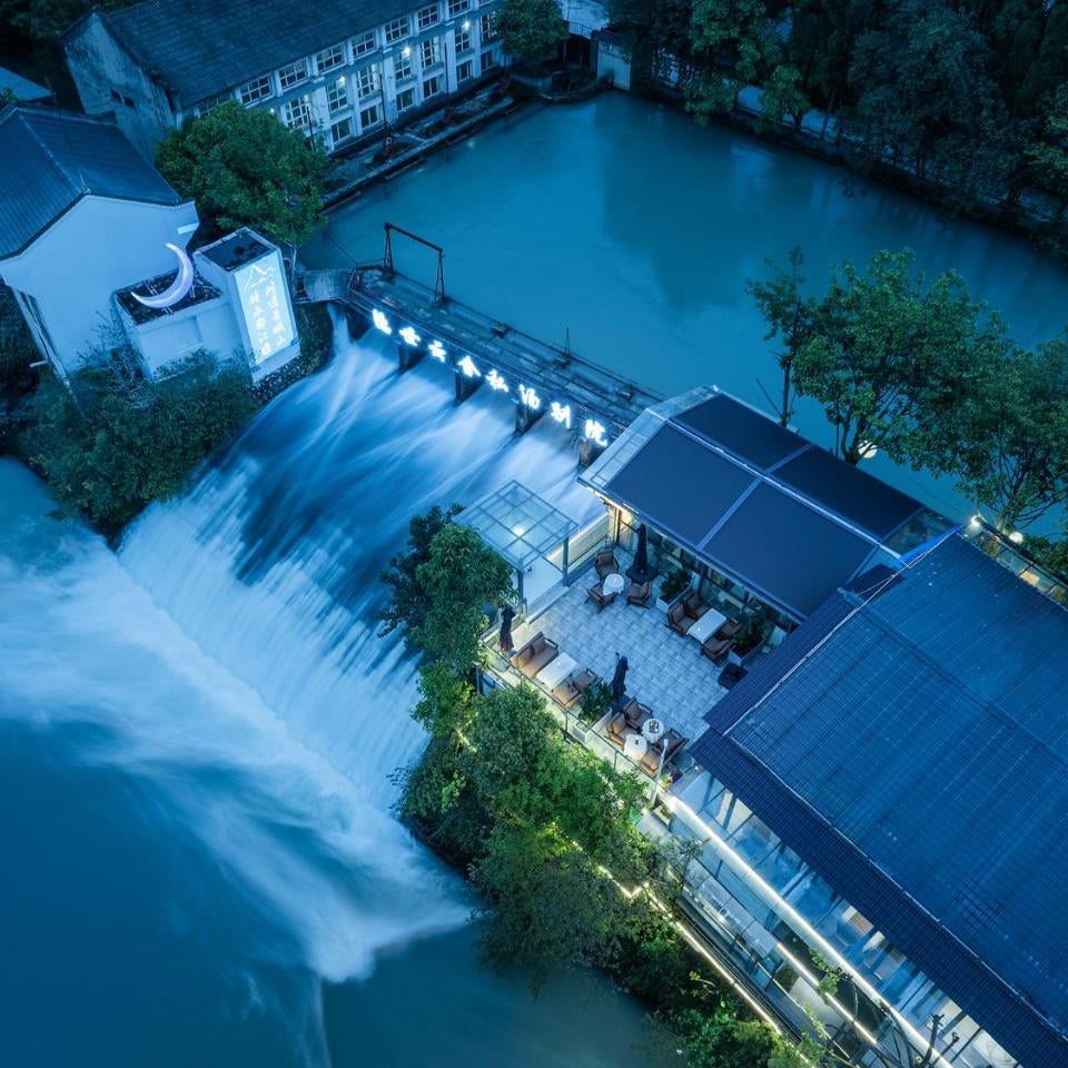 Yinshi Yunshe Private Hot Spring Villa in Dujiangyan