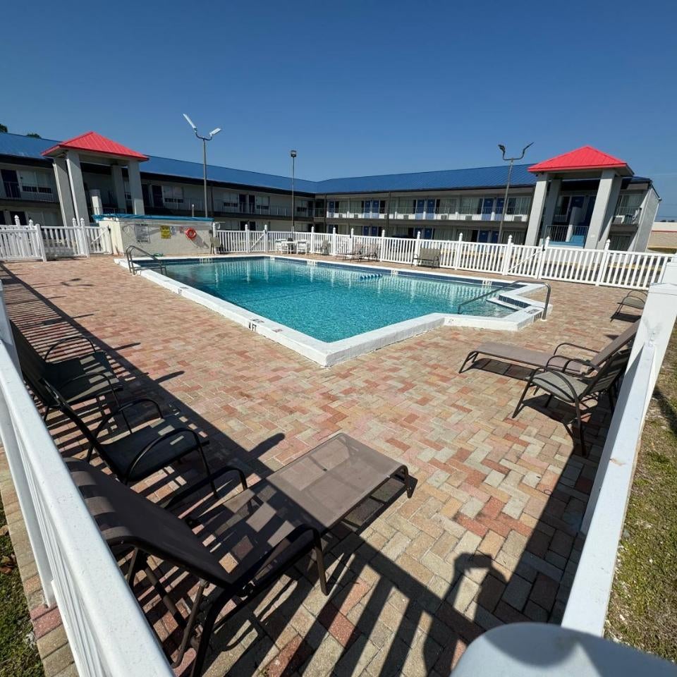 Englewood Inn & Suites Thumbnail