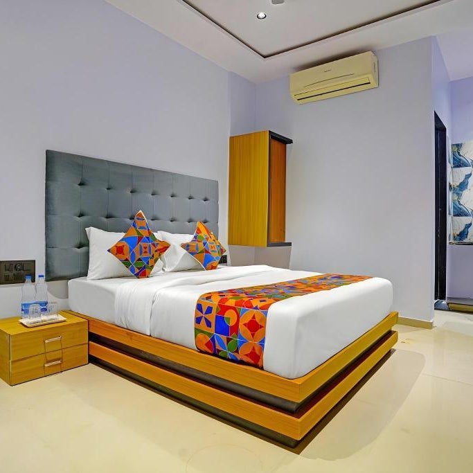 HOTEL NIDHIVAN PALACE 