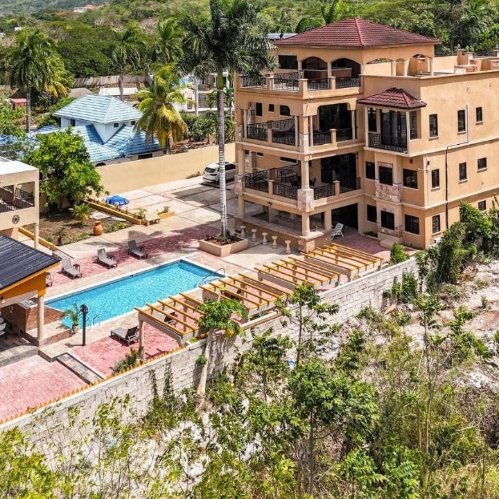 Sweet Palm Villa - Spacious luxury villa with pool and Beach oasis access Thumbnail