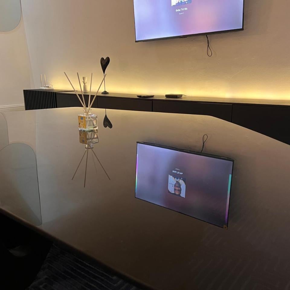 SKYKLASS Luxury home serviced apartment 24hrs Light smart tv smart home and water heater Thumbnail