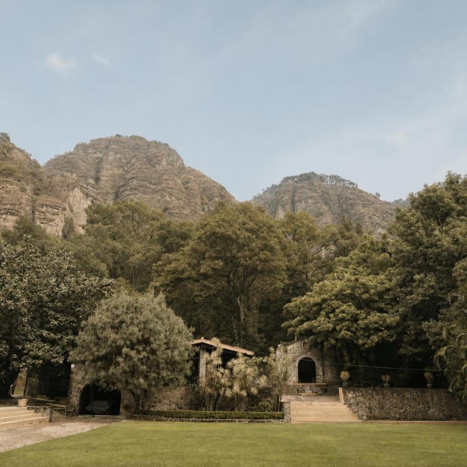 Bajo La Montaña