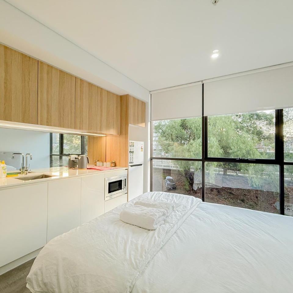 Auburn Studio, Entire Studio with Ensuite toilet and kitchen